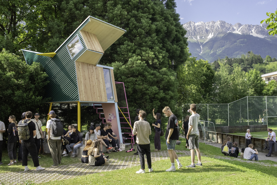 Die Student innen praesentierten bei den Architekturtagen den Prototyp Jo s Hut studio3 josie christoph schwarz 14 
