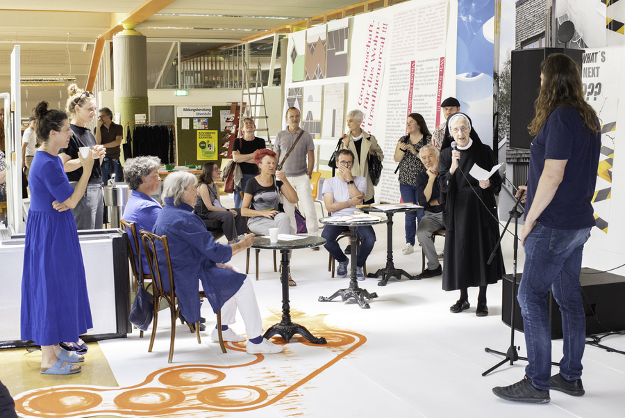 Sr Hildegard Wolf Oberin der Ursulinen Innsbruck stand den Gaesten fuer ein Gespraech zur Verfuegung Der Ansatz den beruehmten Architekten Josef Lackner fuer eine Schule zu beauftragen war in den 70er Jahren wohl eine sehr innovative 