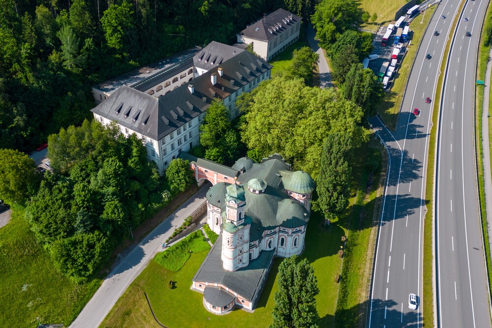 Kloster und Schulstandort Volders DJI 0407 HDR Autobahnkirche