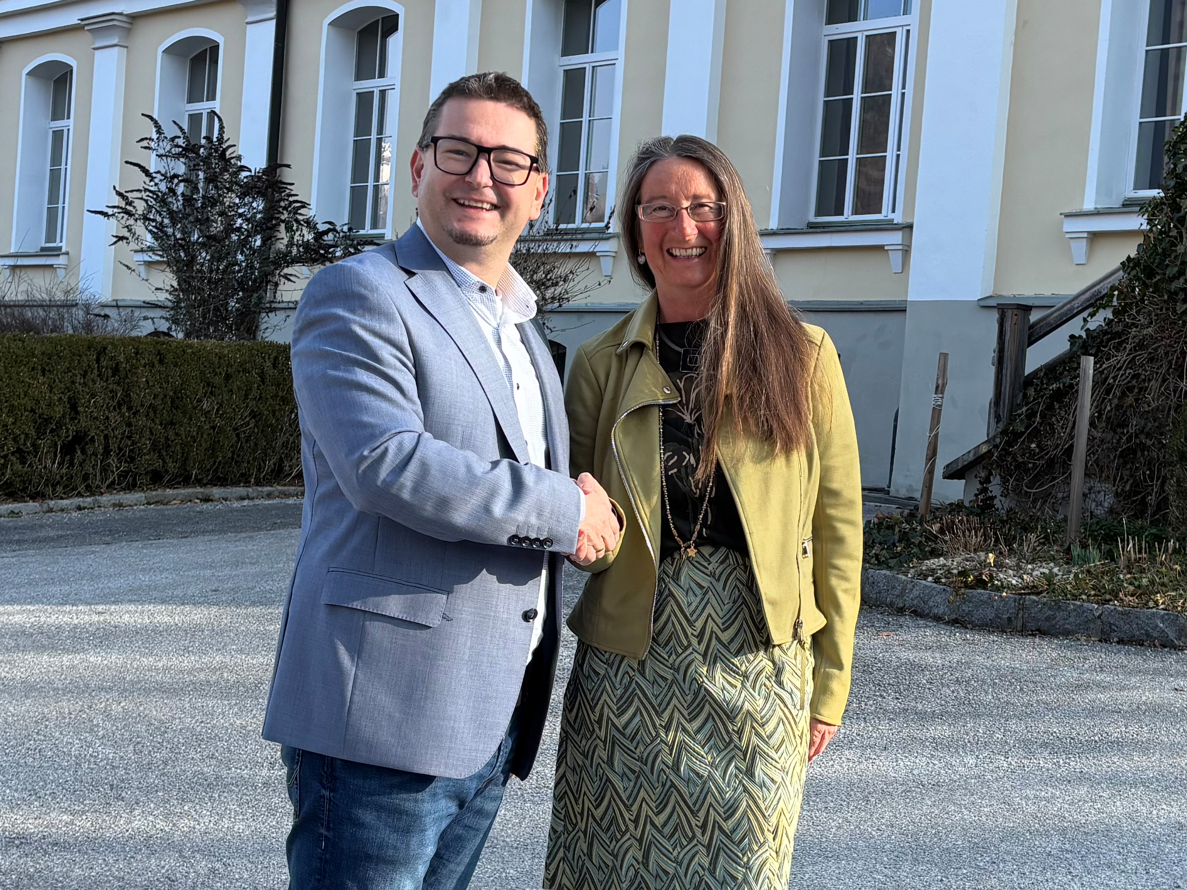 Dir Christina Rock Dir Franz Saller haandshake closeup