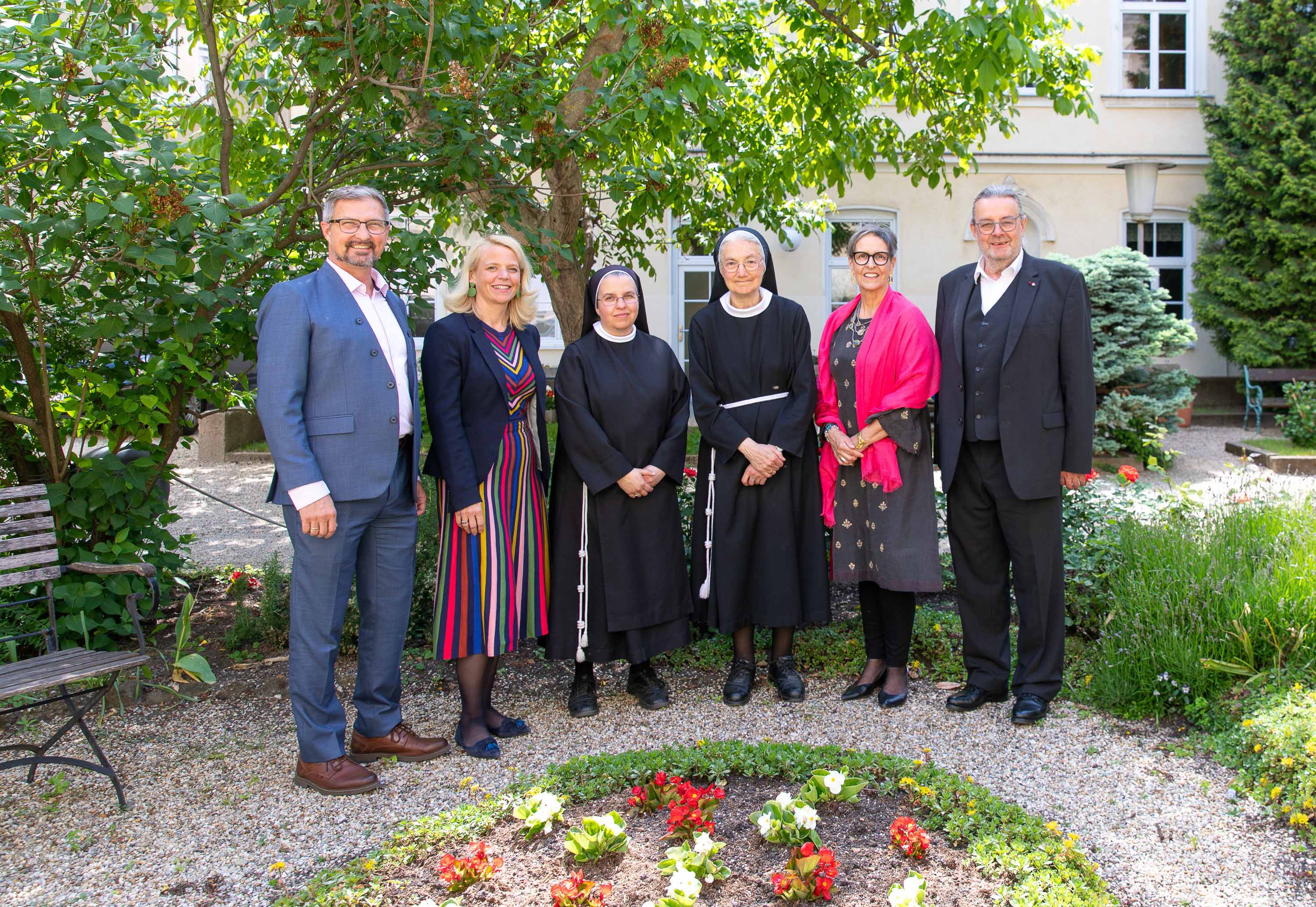 v.l. Anton Süss IÖO Geschäftsführer Martha Mikulka VOSÖ Geschäftsführerin Generaloberin Sr. Maria Irina Teiner klein